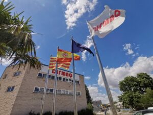 Fachada de Difmaq ROURE, donde se ven las Banderas catalana, española, europea y de DIFMAQ ROURE